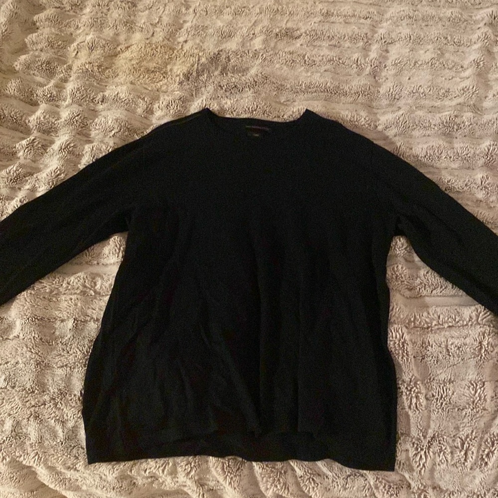 Men’s cashmere sweater with leather elbow patches and leather shoulder detail